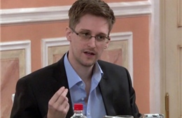 Snowden tuyên bố không mang tài liệu mật tới Nga